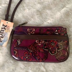 😀BNWT Mudd wristlet